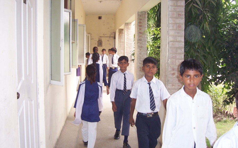 Students in Farooqabad School Change Classrooms in-between Lessons